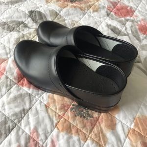 Dansko Matte Black Clogs Size 39 (8.5-9)